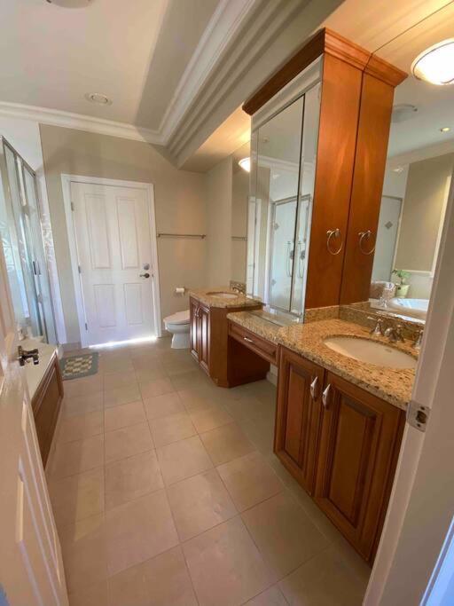 Lucky Suite, Two-Bedroom Suite With Independent Entrance In Richmond Close To Yvr エクステリア 写真