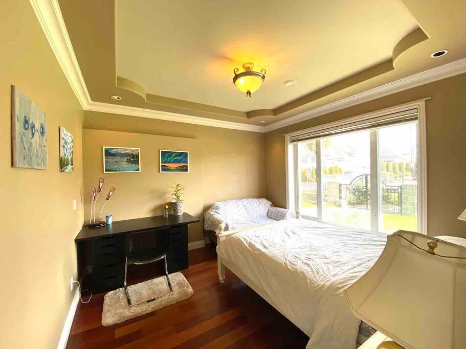 Lucky Suite, Two-Bedroom Suite With Independent Entrance In Richmond Close To Yvr エクステリア 写真