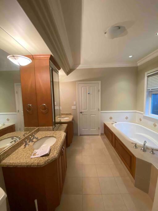 Lucky Suite, Two-Bedroom Suite With Independent Entrance In Richmond Close To Yvr エクステリア 写真