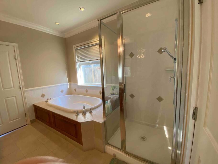 Lucky Suite, Two-Bedroom Suite With Independent Entrance In Richmond Close To Yvr エクステリア 写真