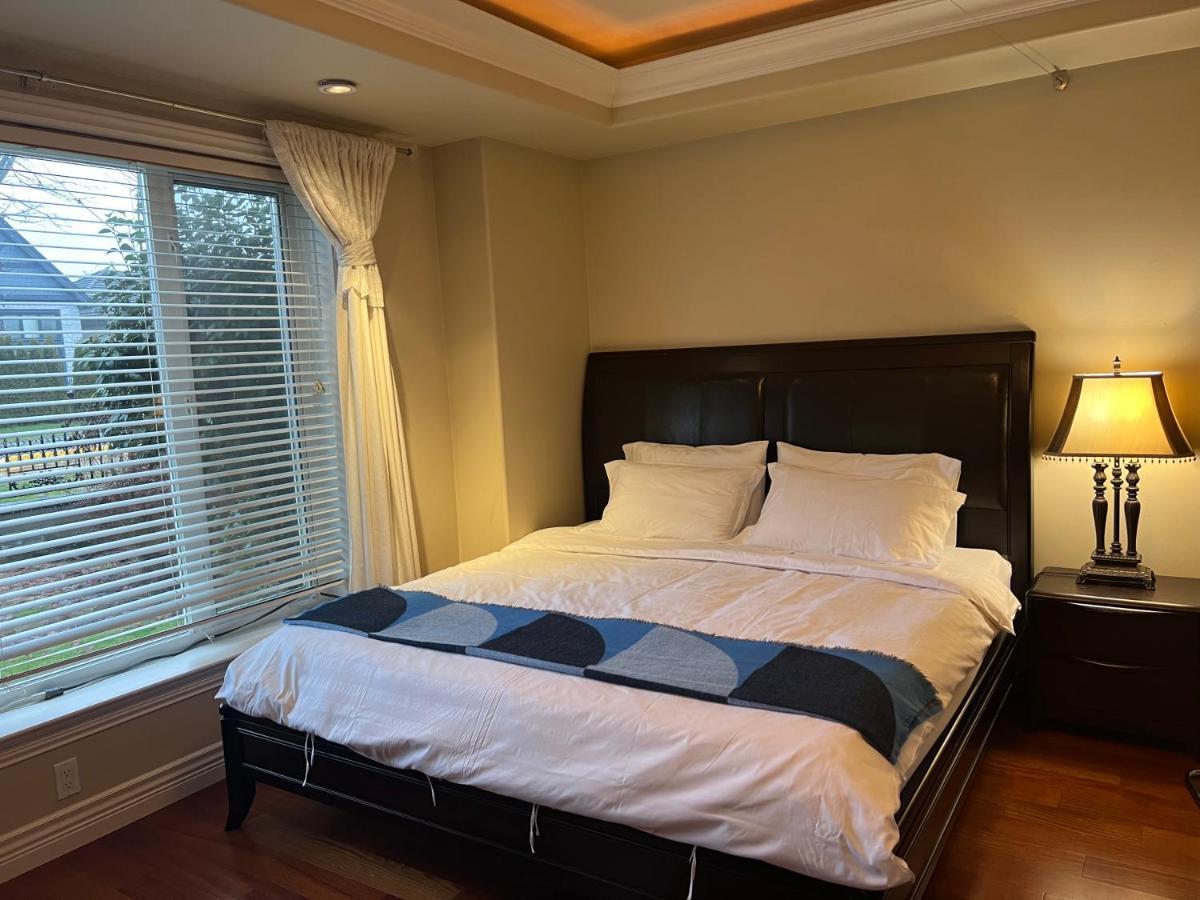 Lucky Suite, Two-Bedroom Suite With Independent Entrance In Richmond Close To Yvr エクステリア 写真